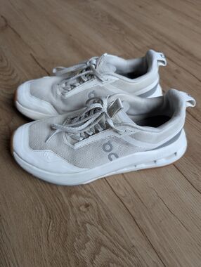 On Running Cloudnova Youth Size 5 / Women’s 6.5 Beige Cream CloudTec Sneakers